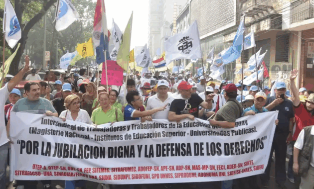 Los docentes llegaron en masa hasta el microcentro de Asunción, este jueves. Tras la media sanción de Diputados, anuncian que no iniciarán las clases, previstas para el próximo 23 de febrero.Foto: Dardo Ramírez.