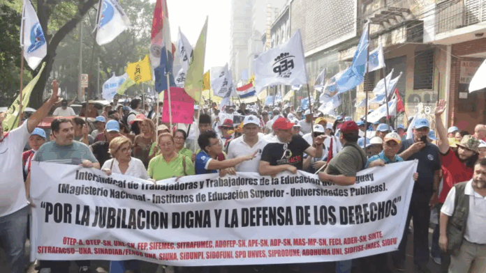 Los docentes llegaron en masa hasta el microcentro de Asunción, este jueves. Tras la media sanción de Diputados, anuncian que no iniciarán las clases, previstas para el próximo 23 de febrero.Foto: Dardo Ramírez.