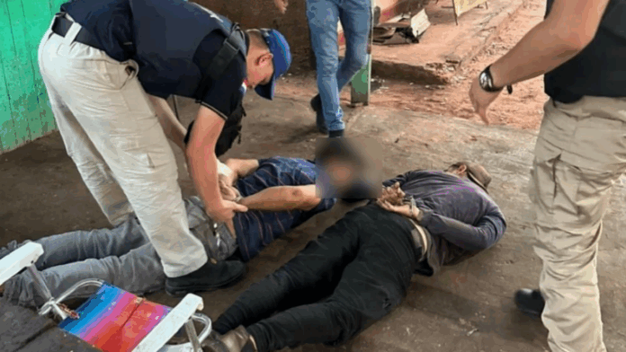 Dos hombres fueron detenidos en cinco allanamientos en simultáneos en San Pedro. Foto: Gentileza / Policía Nacional. Dos hombres fueron detenidos en cinco allanamientos en simultáneos en San Pedro. Foto: Gentileza / Policía Nacional.