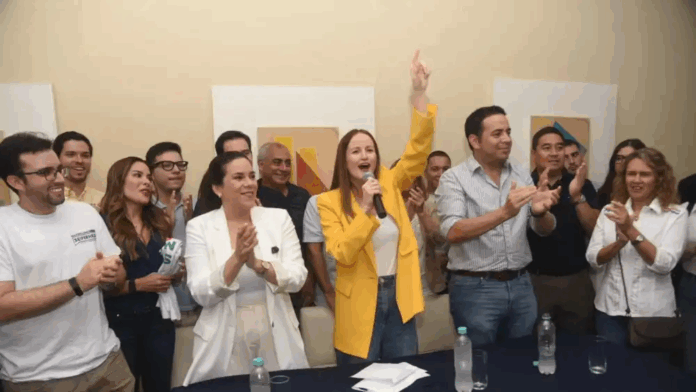 Soledad Núñez festeja su triunfo en la encuesta interna de la Alianza Unidos por Asunción. En símbolo de unidad, Johanna Ortega se mostró a su lado, al igual que el gobernador de Central, el liberal Ricardo Estigarribia, quien oficializó el resultado. Foto: Andrés Catalán. Soledad Núñez festeja su triunfo en la encuesta interna de la Alianza Unidos por Asunción. En símbolo de unidad, Johanna Ortega se mostró a su lado, al igual que el gobernador de Central, el liberal Ricardo Estigarribia, quien oficializó el resultado. Foto: Andrés Catalán.