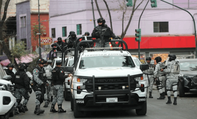 Integrantes de la Guardia Nacional resguardan la zona donde trasladaron el cuerpo de Nemesio Rubén Oseguera Cervantes, alias ‘El Mencho’, líder del Cártel Jalisco Nueva Generación (CJNG) abatido este domingo, en Ciudad de México (México).Foto: EFE