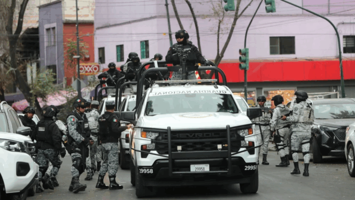 Integrantes de la Guardia Nacional resguardan la zona donde trasladaron el cuerpo de Nemesio Rubén Oseguera Cervantes, alias ‘El Mencho’, líder del Cártel Jalisco Nueva Generación (CJNG) abatido este domingo, en Ciudad de México (México).Foto: EFE