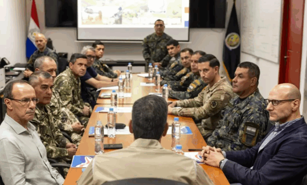 Santiago Peña, en su carácter de comandante en Jefe de las Fuerzas Armadas de la Nación, encabezó una reunión estratégica en el Centro de Operaciones del CODI en Concepción.Foto: Gentileza.