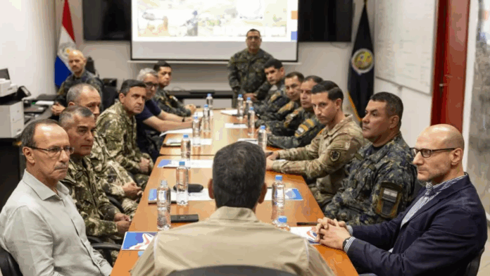 Santiago Peña, en su carácter de comandante en Jefe de las Fuerzas Armadas de la Nación, encabezó una reunión estratégica en el Centro de Operaciones del CODI en Concepción.Foto: Gentileza.