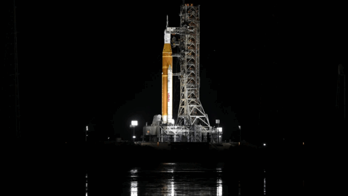 El cohete Space Launch System (SLS) y la nave Orion, integrados para la misión Artemis II.Foto: AFP.