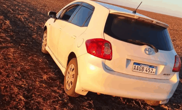 Este auto de color blanco estaría vinculado al atraco en un banco de la ciudad de Naranjal. Foto: Gentileza