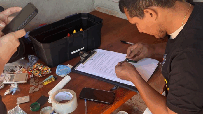 Un interno fue sorprendido con droga durante un control realizado por funcionarios del penal.Foto: Édgar Medina. Un interno fue sorprendido con droga durante un control realizado por funcionarios del penal.Foto: Édgar Medina.