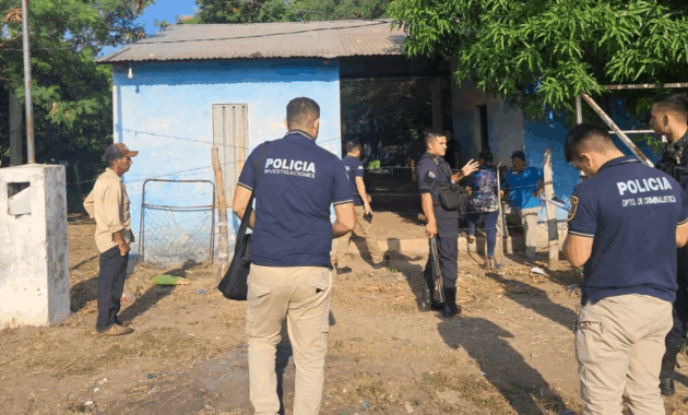 En el domicilio donde ocurrió el hecho, personal de Criminalística incautó una remera y un pantalón jeans que presentaban aparentes manchas de sangre, prendas que serán remitidas al Ministerio Público para su análisis.Foto: Justiniano Riveros.
