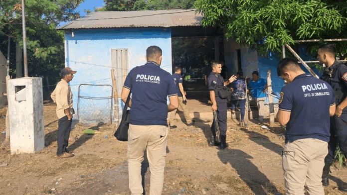 En el domicilio donde ocurrió el hecho, personal de Criminalística incautó una remera y un pantalón jeans que presentaban aparentes manchas de sangre, prendas que serán remitidas al Ministerio Público para su análisis.Foto: Justiniano Riveros. En el domicilio donde ocurrió el hecho, personal de Criminalística incautó una remera y un pantalón jeans que presentaban aparentes manchas de sangre, prendas que serán remitidas al Ministerio Público para su análisis.Foto: Justiniano Riveros.