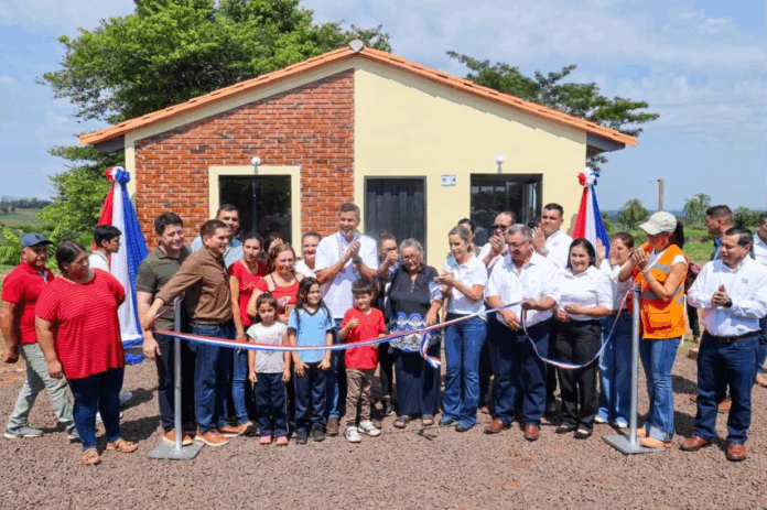Más de un centenar de nuevas viviendas inauguradas convierten en propietarios a pobladores de Caazapá