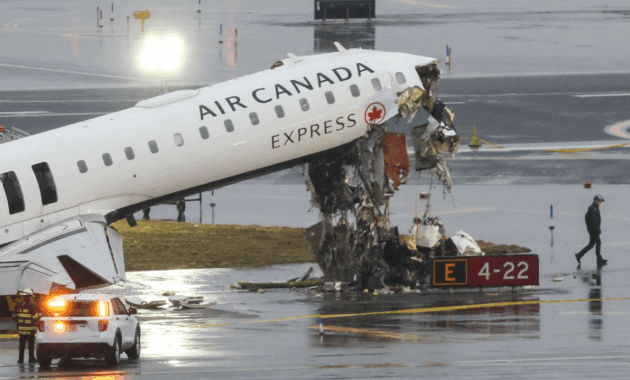El choque de un avión con un camión de bomberos en el aeropuerto LaGuardia de Nueva York el domingo por la noche dejó dos muertos y decenas de heridos, y obligó a suspender el tráfico aéreo, informaron las autoridades este lunes. -Foto: Gentileza Cana Antigua Tv