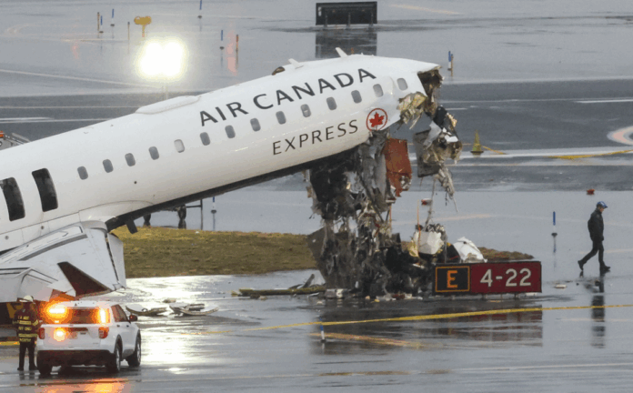 El choque de un avión con un camión de bomberos en el aeropuerto LaGuardia de Nueva York el domingo por la noche dejó dos muertos y decenas de heridos, y obligó a suspender el tráfico aéreo, informaron las autoridades este lunes. -Foto: Gentileza Cana Antigua Tv El choque de un avión con un camión de bomberos en el aeropuerto LaGuardia de Nueva York el domingo por la noche dejó dos muertos y decenas de heridos, y obligó a suspender el tráfico aéreo, informaron las autoridades este lunes. -Foto: Gentileza Cana Antigua Tv