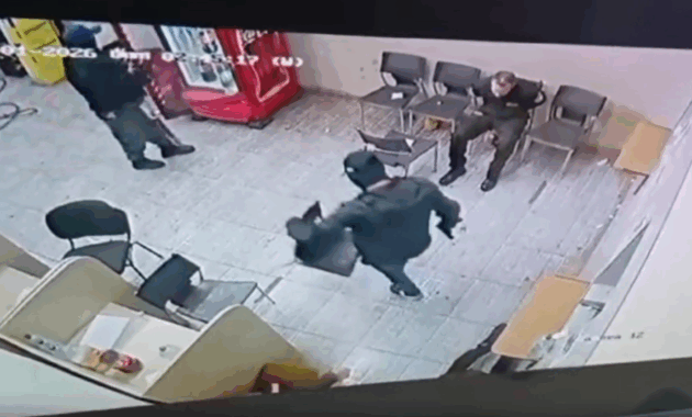 Un grupo de asaltantes irrumpió en la firma en plena madrugada. Imagen: captura de video.