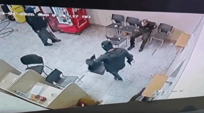 Un grupo de asaltantes irrumpió en la firma en plena madrugada. Imagen: captura de video.