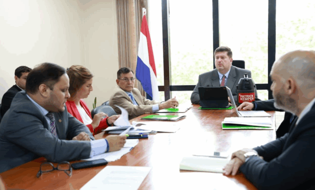 Los miembros de la Comisión de Ciencias recomendaron aprobar el proyecto de ley que busca regular el uso de celulares en los colegios. Foto: Gentileza