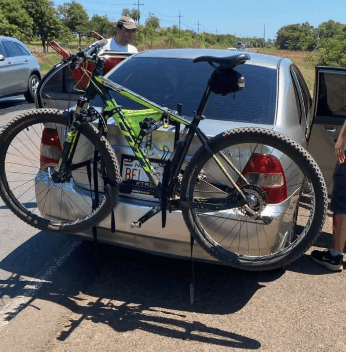 Tras una competencia, los rigores de un intenso calor habrían acabado con la vida del ciclista José Penayo, en la ciudad de Ñumí, departamento de Guairá. Foto: Gentileza Tras una competencia, los rigores de un intenso calor habrían acabado con la vida del ciclista José Penayo, en la ciudad de Ñumí, departamento de Guairá. Foto: Gentileza