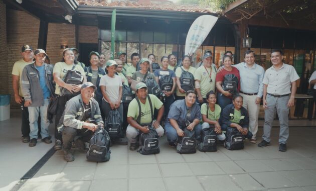 Recicladores de base recibieron kits de trabajo y accedieron a nuevos beneficios sociales en el marco de una iniciativa impulsada por Fundación Paraguaya, Coca-Cola Paresa y Soluciones Ecológicas.