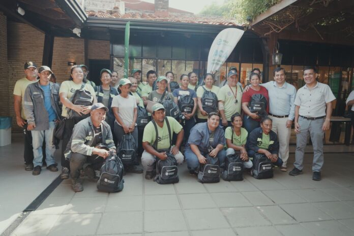 Recicladores de base recibieron kits de trabajo y accedieron a nuevos beneficios sociales en el marco de una iniciativa impulsada por Fundación Paraguaya, Coca-Cola Paresa y Soluciones Ecológicas.