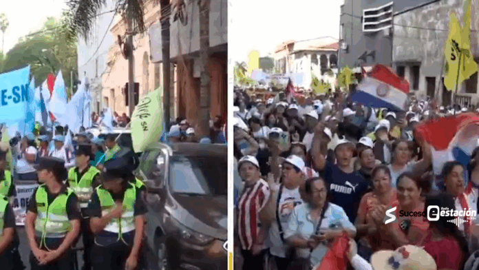 Docentes copan calles de Asunción con multitudinaria marcha.Foto: Captura de video / NPY. Docentes copan calles de Asunción con multitudinaria marcha.Foto: Captura de video / NPY.