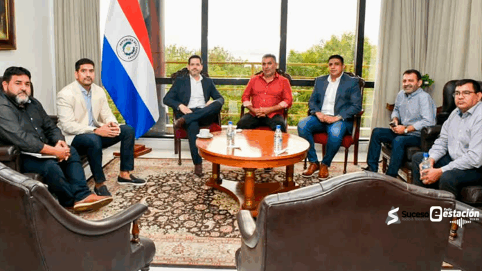El presidente de la Cámara de Diputados, Raúl Latorre, mantuvo una reunión con representantes de la Federación de Educadores del Paraguay (FEP) para retomar el diálogo sobre el proyecto de reforma jubilatoria El presidente de la Cámara de Diputados, Raúl Latorre, mantuvo una reunión con representantes de la Federación de Educadores del Paraguay (FEP) para retomar el diálogo sobre el proyecto de reforma jubilatoria