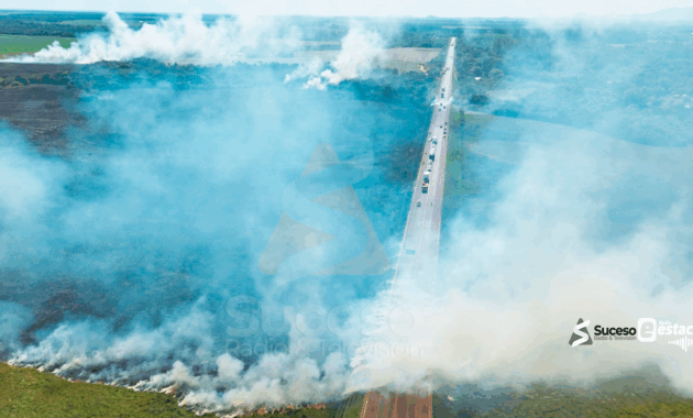Una gran quema de pastizales registrada en el cruce que conecta Buena Vista con San Juan Nepomuceno (Caazapá) está causando serios inconvenientes para los conductores - Foto: Red Suceso Multimedios