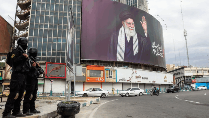 Miembros de las fuerzas de seguridad iraníes vigilan en una calle junto a una valla publicitaria del líder supremo iraní, el ayatolá Ali Jamenei, en Teherán el 2 de marzo de 2026.Foto: AFP. Miembros de las fuerzas de seguridad iraníes vigilan en una calle junto a una valla publicitaria del líder supremo iraní, el ayatolá Ali Jamenei, en Teherán el 2 de marzo de 2026.Foto: AFP.