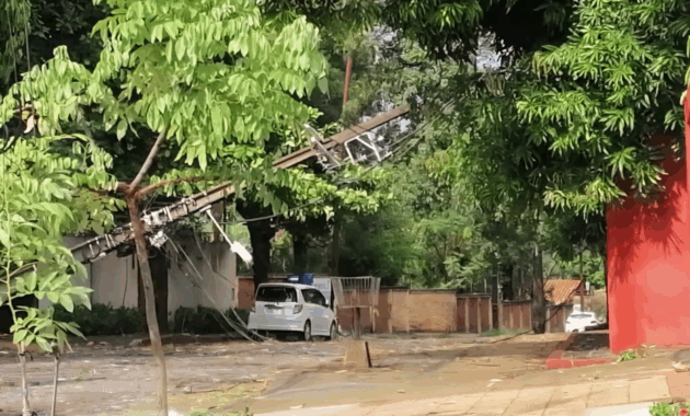 Postes de la ANDE quedaron inservibles por la caída de árboles en medio de un fuerte temporal en Asunción y Departamento Central.Foto: Gentileza-ANDE.