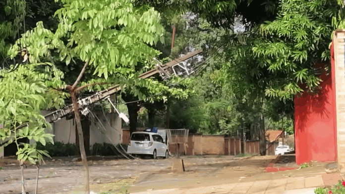 Postes de la ANDE quedaron inservibles por la caída de árboles en medio de un fuerte temporal en Asunción y Departamento Central.Foto: Gentileza-ANDE.