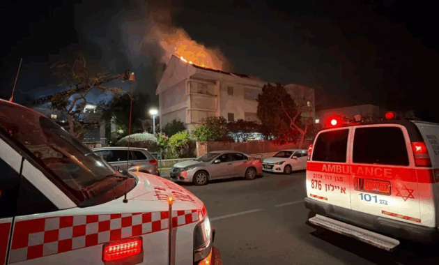 Un edificio residencial situado a 4 kilómetros del recinto del aeropuerto de Tel Aviv resultó impactado por un misil iraní de racimo este viernes noche.Foto: EFE.