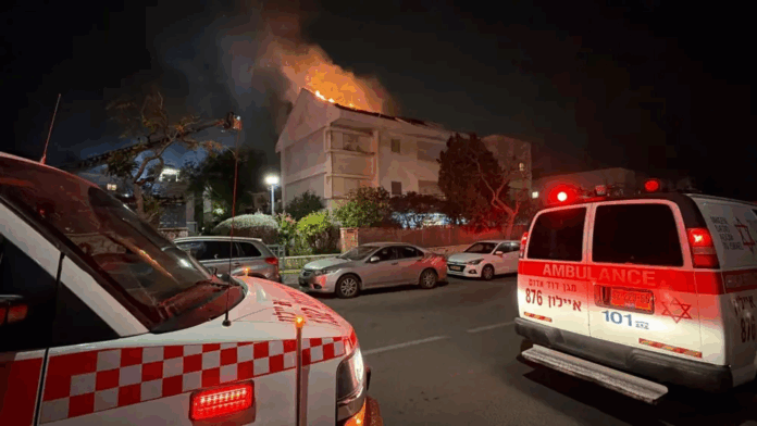 Un edificio residencial situado a 4 kilómetros del recinto del aeropuerto de Tel Aviv resultó impactado por un misil iraní de racimo este viernes noche.Foto: EFE.