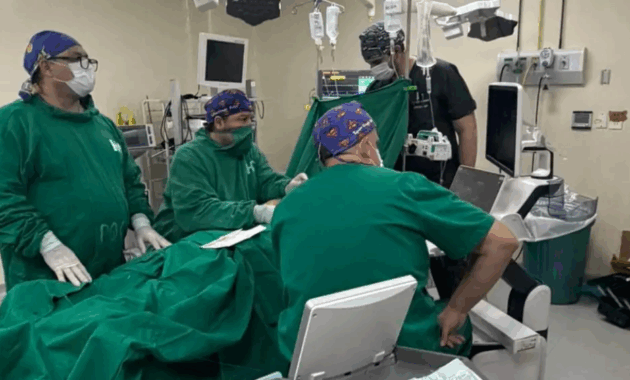 Una anomalía del desarrollo fetal en la que uno de los fetos no desarrolla adecuadamente el corazón ni otras estructuras vitales y depende completamente de la circulación del otro para sobrevivir motivó la realización de la cirugía hecha a una embarazada de gemelos.Foto: Gentileza.