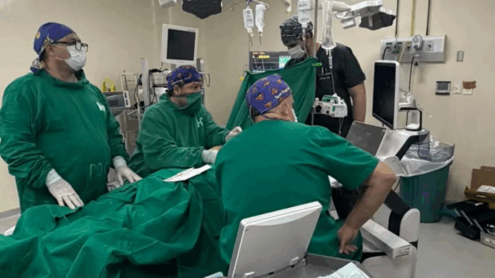 Una anomalía del desarrollo fetal en la que uno de los fetos no desarrolla adecuadamente el corazón ni otras estructuras vitales y depende completamente de la circulación del otro para sobrevivir motivó la realización de la cirugía hecha a una embarazada de gemelos.Foto: Gentileza. Una anomalía del desarrollo fetal en la que uno de los fetos no desarrolla adecuadamente el corazón ni otras estructuras vitales y depende completamente de la circulación del otro para sobrevivir motivó la realización de la cirugía hecha a una embarazada de gemelos.Foto: Gentileza.