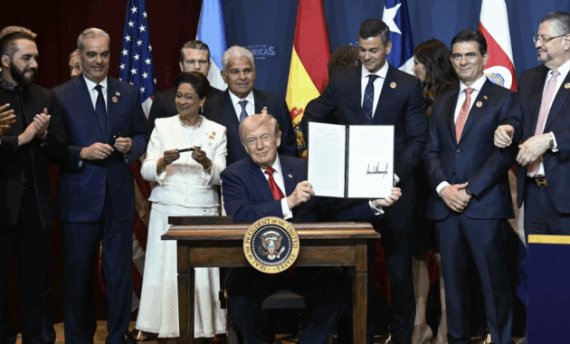 El presidente de los Estados Unidos, Donald Trump, sostiene una proclamación recién firmada en la Cumbre “Escudo de las Américas” en el Trump National Doral en Miami, Florida, el 7 de marzo de 2026. El presidente Trump recibe a una docena de líderes de derecha de América Latina y el Caribe para discutir los problemas que enfrenta la región, desde el crimen organizado hasta la inmigración ilegal.