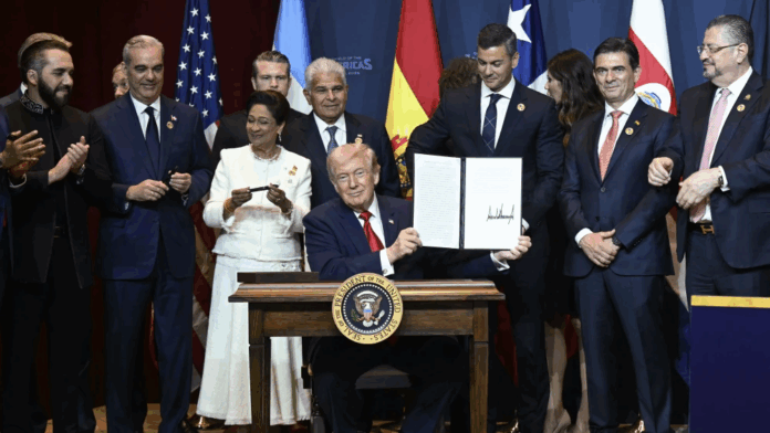 El presidente de los Estados Unidos, Donald Trump, sostiene una proclamación recién firmada en la Cumbre “Escudo de las Américas” en el Trump National Doral en Miami, Florida, el 7 de marzo de 2026. El presidente Trump recibe a una docena de líderes de derecha de América Latina y el Caribe para discutir los problemas que enfrenta la región, desde el crimen organizado hasta la inmigración ilegal. El presidente de los Estados Unidos, Donald Trump, sostiene una proclamación recién firmada en la Cumbre “Escudo de las Américas” en el Trump National Doral en Miami, Florida, el 7 de marzo de 2026. El presidente Trump recibe a una docena de líderes de derecha de América Latina y el Caribe para discutir los problemas que enfrenta la región, desde el crimen organizado hasta la inmigración ilegal.