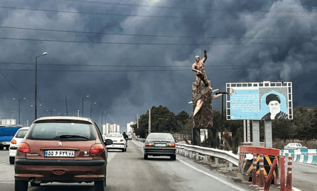 Vehículos circulan por una autopista junto a una estatua conmemorativa de la guerra y una valla publicitaria que representa al difunto líder supremo de Irán, el ayatolá Ali Jamenei, quien murió en un ataque aéreo el 28 de febrero.Fuente: AFP.
