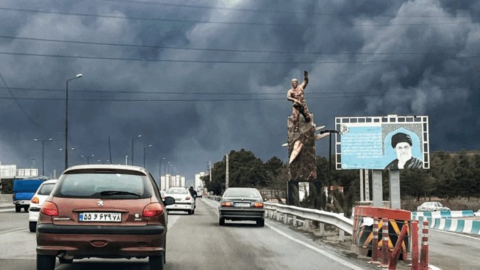 Vehículos circulan por una autopista junto a una estatua conmemorativa de la guerra y una valla publicitaria que representa al difunto líder supremo de Irán, el ayatolá Ali Jamenei, quien murió en un ataque aéreo el 28 de febrero.Fuente: AFP. Vehículos circulan por una autopista junto a una estatua conmemorativa de la guerra y una valla publicitaria que representa al difunto líder supremo de Irán, el ayatolá Ali Jamenei, quien murió en un ataque aéreo el 28 de febrero.Fuente: AFP.