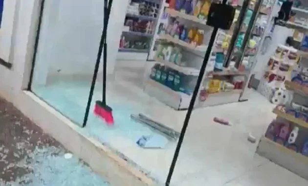Los delincuentes rompieron la puerta de blindex para ingresar en una farmacia de Ciudad del Este.Foto: Captura Telefuturo.