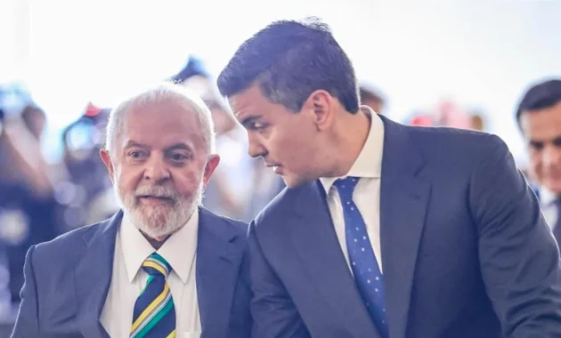 El presidente de Brasil, Lula da Silva, y el presidente paraguayo, Santiago Peña. Fuente: Archivo.