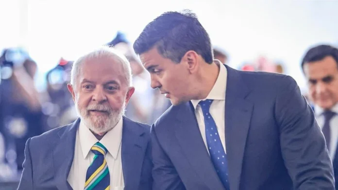 El presidente de Brasil, Lula da Silva, y el presidente paraguayo, Santiago Peña. Fuente: Archivo.
