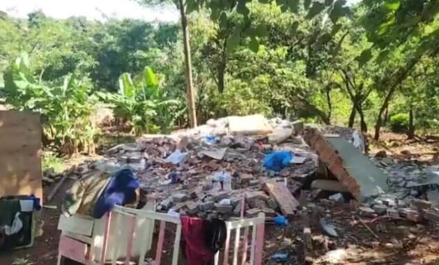 Denuncian a un septuagenario por haber derrumbado la casa de un adolescente de 17 años, con una niña de 1 año. Foto: Gentileza