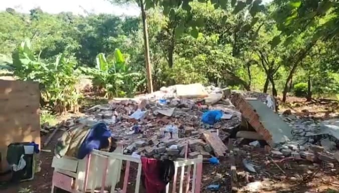 Denuncian a un septuagenario por haber derrumbado la casa de un adolescente de 17 años, con una niña de 1 año. Foto: Gentileza