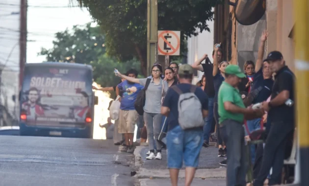 Los usuarios del transporte público padecen largas esperas por una unidad.Foto: Rodrigo Villamayor (ÚH).