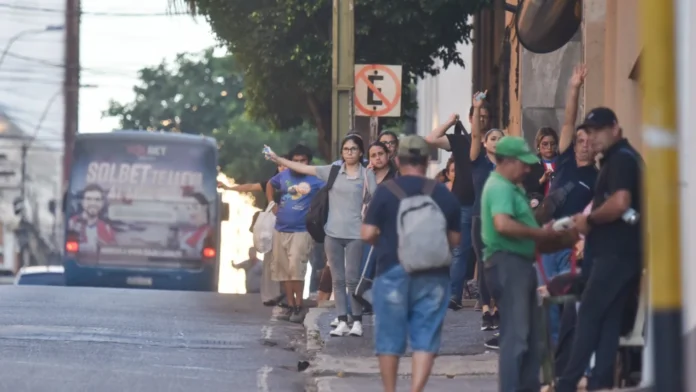 Los usuarios del transporte público padecen largas esperas por una unidad.Foto: Rodrigo Villamayor (ÚH).