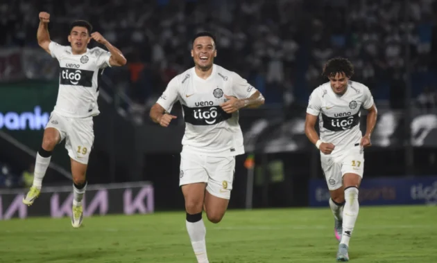 Hugo Sandoval sale a festejar su gol para Olimpia ante el 2 de Mayo.Foto: Andrés Catalán - Última Hora