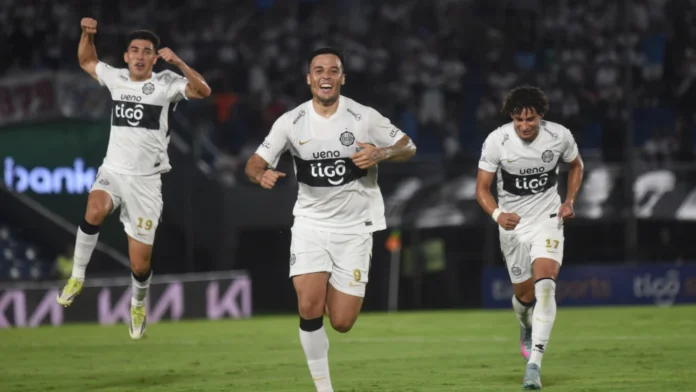 Hugo Sandoval sale a festejar su gol para Olimpia ante el 2 de Mayo.Foto: Andrés Catalán - Última Hora