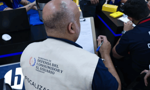 Fiscalizadores de Sedeco durante un procedimiento.Foto: Gentileza.