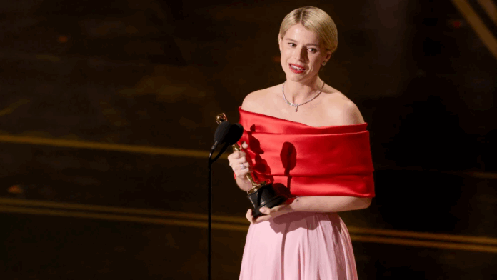 La actriz Jessie Buckley venció el primer Oscar de su carrera, otorgado por su papel en Hamnet. Foto: AFP.
