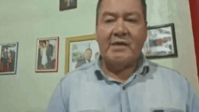 El intendente Pablo Karajallo Pérez justificando sus actos de violencia al periodista a través de un video.Foto: Captura. El intendente Pablo Karajallo Pérez justificando sus actos de violencia al periodista a través de un video.Foto: Captura.