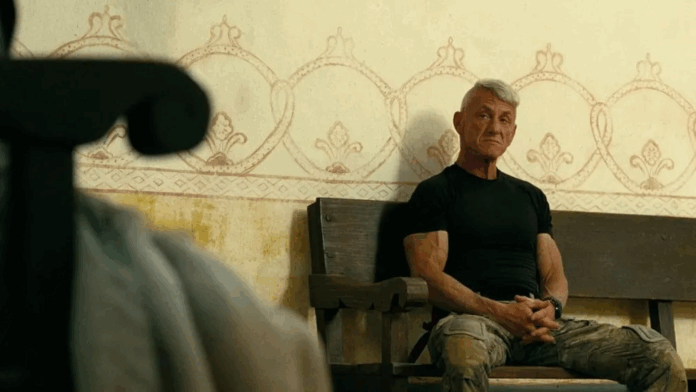 Sean Penn suma un Oscar más a su carrera, esta vez otorgado por su papel en Una Batalla tras Otra. Foto: Warner Bros.
