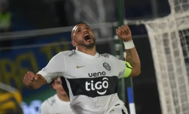Richard Ortiz celebra un gol de Olimpia.Foto: Andrés Catalán/Última Hora